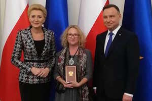 Pani Ewa Roguska odebrała w imieniu swojej mamy Krzyż Komandorski Orderu Odrodzenia Polski