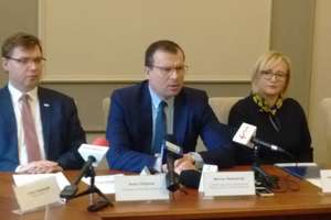 Wiceminister rodziny w Olsztynie mówił o pieniądzach dla rodziców i seniorów