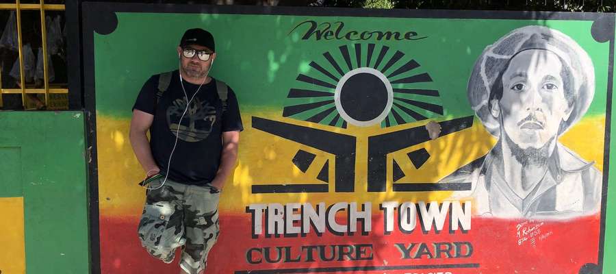 Przed Trench town Culture Yard - pierwsze miejsce w którym zamieszkał Bob Marley w Kingston po przeprowadzce z domu rodzinnego w 9 Mile 