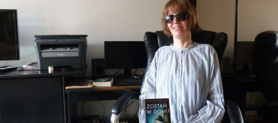 Agnieszka Pietrzyk jest niewidoma. Straciła wzrok w wieku 12 lat z powodu postępującej jaskry. Nie przeszkodziło jej to skończyć studiów doktoranckich i wydać siedem powieści