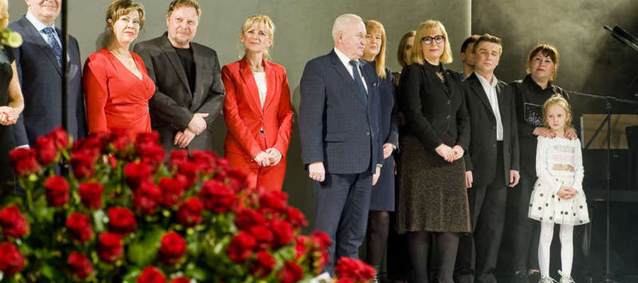 Teresa Suchodolska i Artur Hauke (drudzy od lewej) otrzymali Aleksandry za najlepszą role żeńską i męską