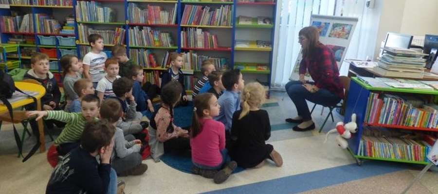 W czasie wizyty przedszkolaków w bibliotece 