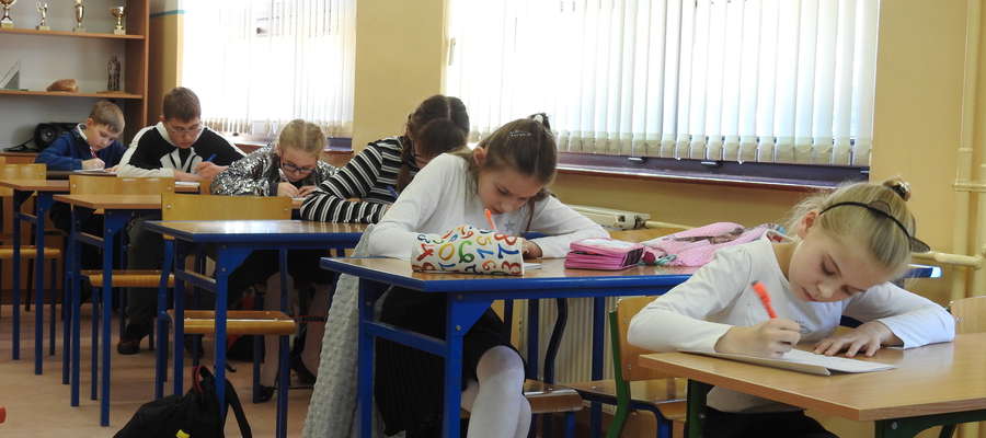 Młodsi uczniowie podczas pisania dyktanda w Jamielniku 