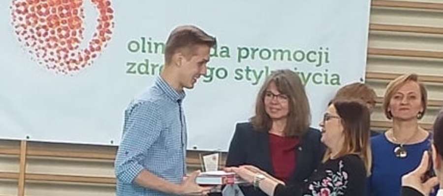 Mateusz odbiera gratulacje i nagrodę w Olsztynie 