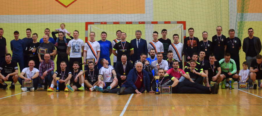 Zdjęcie uczestników i organizatorów Suskiej Ligi Futsalu, wykonane po wręczeniu nagród