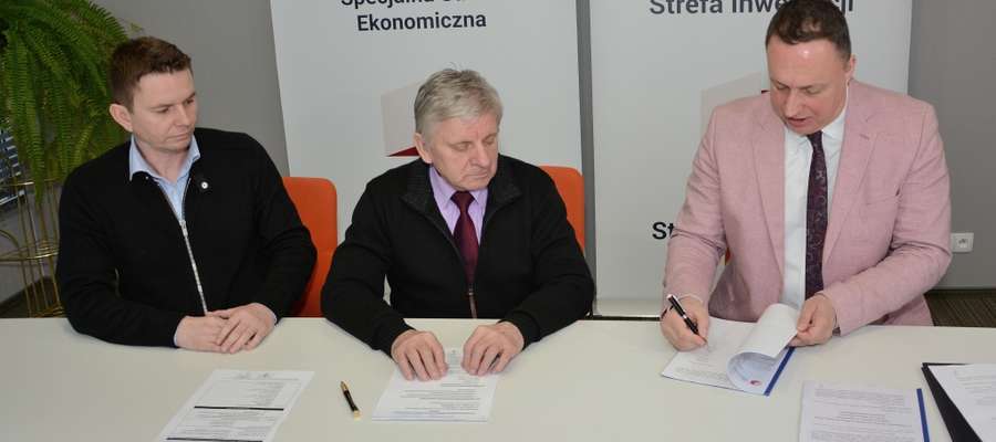Grzegorz Smoliński (z prawej) podpisał decyzję o wsparciu inwestycji, którą odebrali właściciele giżyckiej firmy PPH KOSTRZEWA - Tadeusz oraz Paweł Kostrzewa