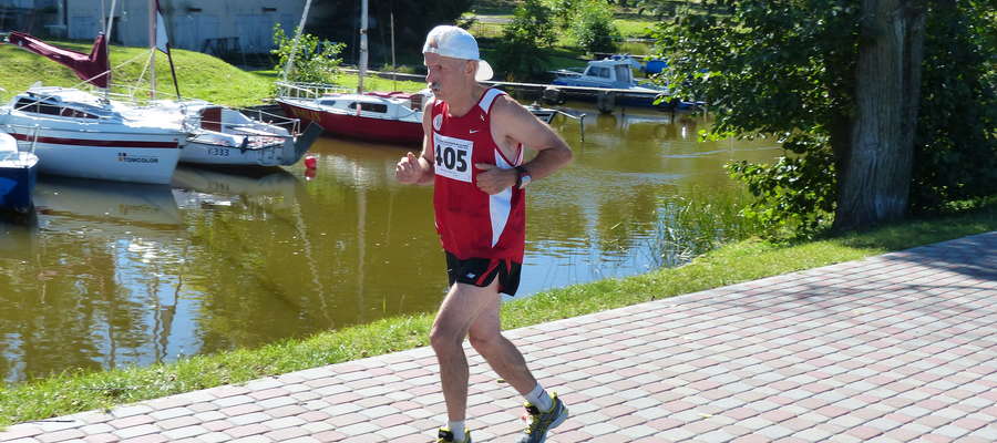 Zdjęcie ilustracyjne — biegacz na trasie III Iławskiego Półmaratonu, tuż nad rzeką Iławka