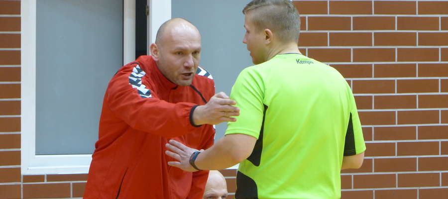 Krzysztof Maciejewski, jeden z trenerów Szczypiorniaka Olsztyn (tu akurat podczas nerwowej dyskusji z sędzią w meczu z Jeziorakiem w Iławie)