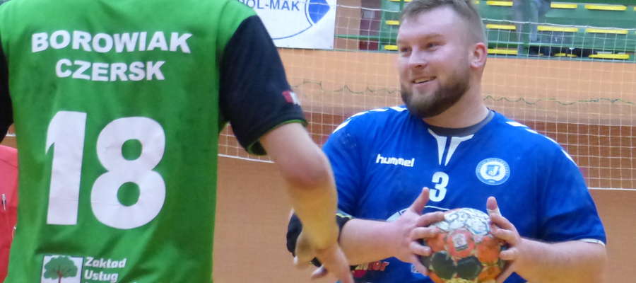 Maciej Malinowski (Jeziorak), król strzelców poprzedniego sezonu w II lidze, w meczu z AZS UMK Toruń może znacznie poprawić swój dotychczasowy dorobek (póki co, 79 bramek) 