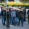 Przeszli ulicami Elbląga niosąc symboliczny krzyż [zdjęcia]