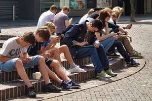 Młodzież coraz bardziej uzależniona od smartfonów
