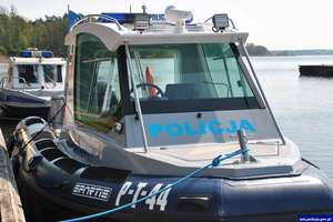 Policjanci otrzymali łódź hybrydową i nowy radiowóz