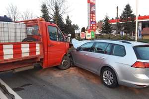 Zderzenie trzech aut na trasie Olsztyn - Mrągowo. Dwoje dzieci i ich matka w szpitalu