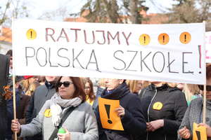 Demonstracja nauczycieli pod Ratuszem. — Musimy podejmować trudne decyzje — twierdzą [GALERIA]