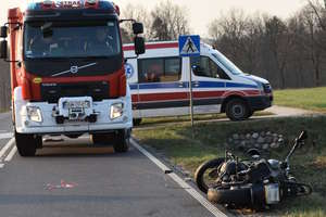 Wjechał motocyklem w tył saaba. Nie miał prawa jazdy