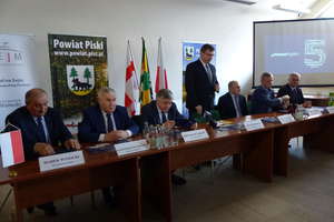 Promowali "piątkę Kaczyńskiego"