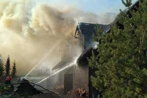 10 zastępów gasiło pożar domu