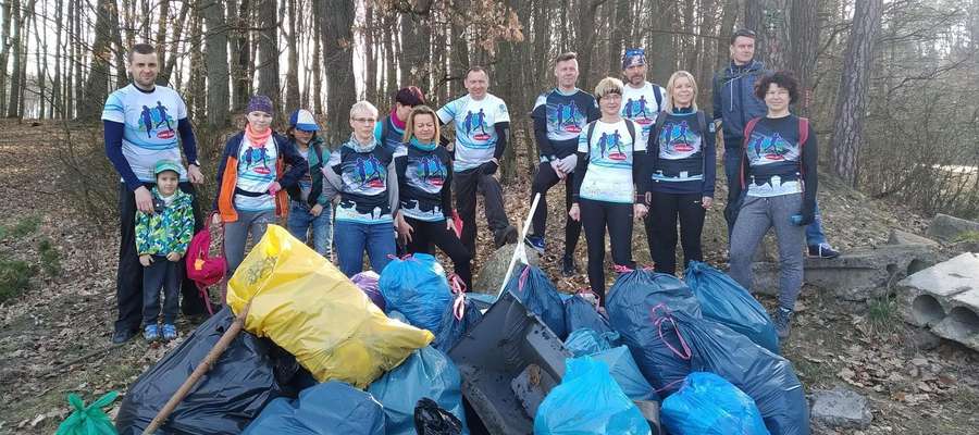 W sobotę 30 marca biegacze z grupy Iława Biega wraz z przyjaciółmi posprzątali las za os. Podleśne (okolice tzw. Kwasigrocha)