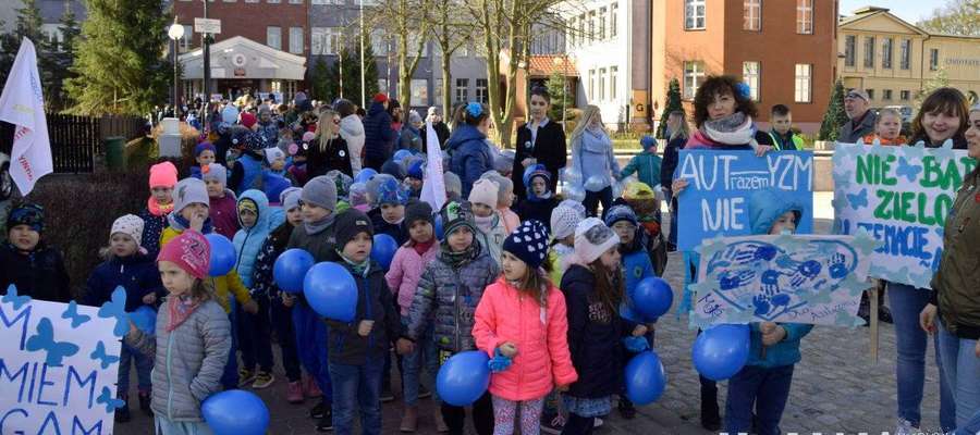 W ramach Światowego Miesiąca Wiedzy Na Temat Autyzmu ulicami Iławy przeszedł "Niebieski Marsz" 