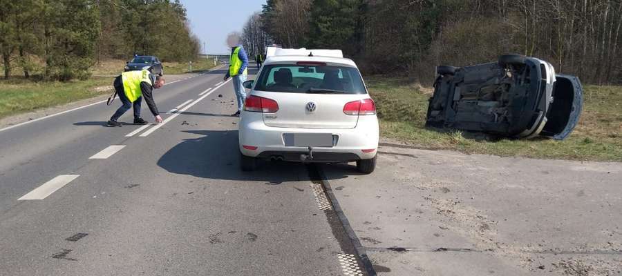 Kierowca passata oraz dwóch pasażerów zostali przewiezieni do szpitala w Działdowie.