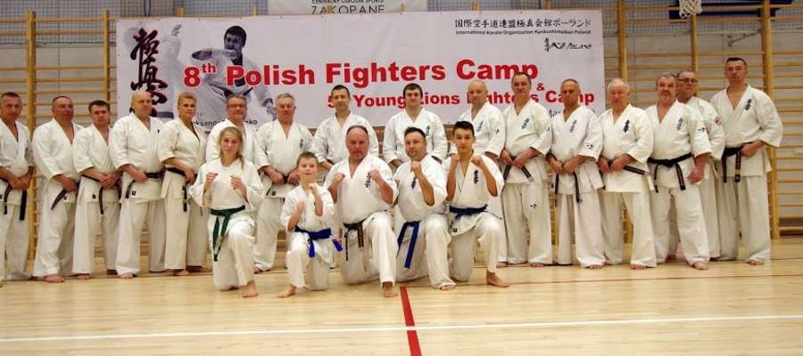 W pierwszym rzędzie ekipa Iławskiego Klubu Kyokushin Karate, od lewej: Wiktoria Witkowska, Maciej Korpalski, sensei Tomasz Gąska, Andrzej Galik i Miłosz Pniewski