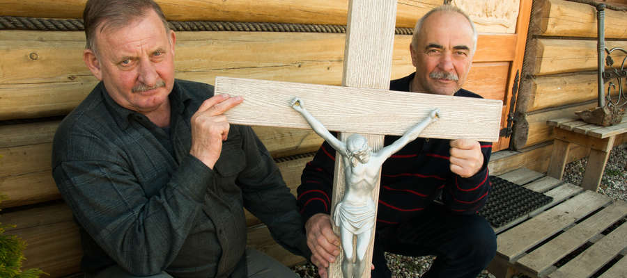 W darze pielgrzymi zabiorą ze sobą krzyż, który przekażą miejscowej parafii. Na zdjęciu: Tadeusz Żywica (z lewej) i Waldemar Sokalski