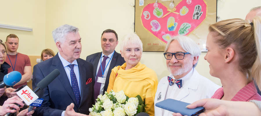 W Klinice Budzik dla dorosłych od lewej: rektor Ryszard Górecki, Ewa Błaszczyk i prof. Wojciech Maksymowicz