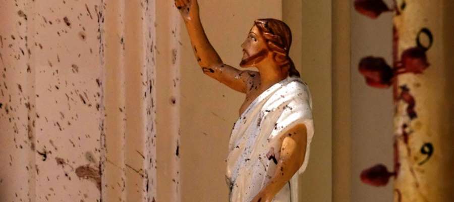 Krew na ścianie i na figurze zmartwychwstałego Chrystusa w kościele św. Sebastiana w Negombo, Sri Lanka, Wielkanocna Niedziela 2019