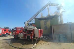 Groźny pożar i wybuch pyłu drzewnego w zakładzie produkcji pelletu