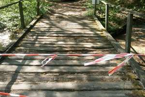 Leśnicy ostrzegają – mostek przy jeziorze Brzozy jest poważnie uszkodzony