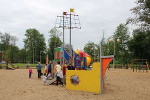 Już jest nowy plac zabaw w parku nad jeziorkiem