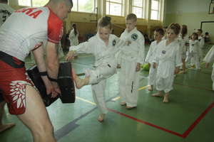 Najmłodsze grupy Bartoszyckiej Szkoły Taekwondo ćwiczyły z braciami Kuźniak. ZDJĘCIA, FILM