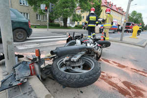 Wypadek na ul. Limanowskiego w Olsztynie. Kierowca bmw zajechał drogę motocykliście [ZDJĘCIA]