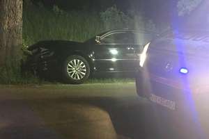 Jedna osoba ranna po uderzeniu auta w drzewo pod Dąbrównem