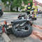 Wypadek na ul. Limanowskiego w Olsztynie. Kierowca bmw zajechał drogę motocykliście [ZDJĘCIA]