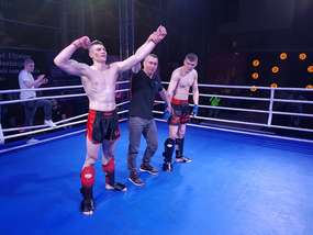 Z lewej Michał Kuźniak (Kickboxing Bartoszyce)