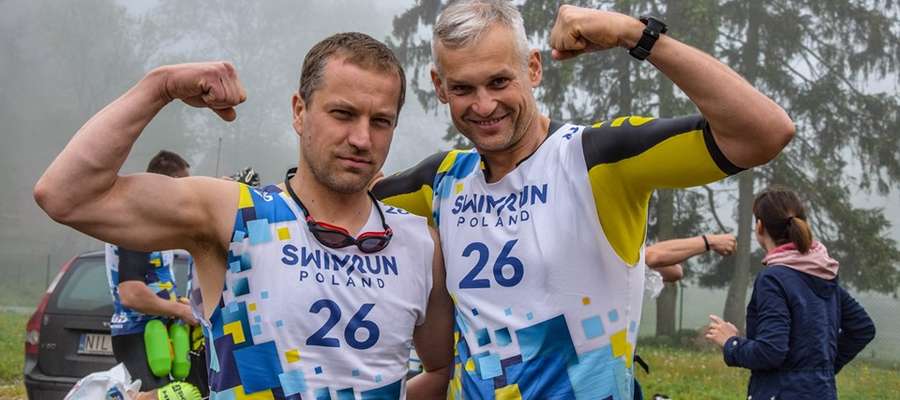 Pochodzący z Iławy Sławomir Banacki (z prawej), ze swoim sportowym partnerem Maciejem Szymańskim, podczas Swimrunu, gdzie zdobyli wysokie, trzecie miejsce w najtrudniejszej kategorii Ultra