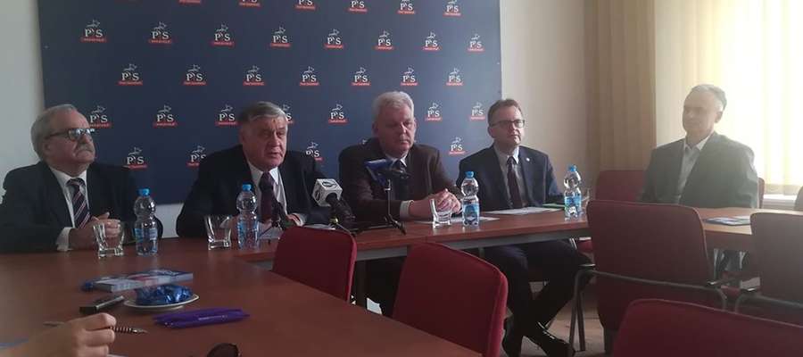 Krzysztof Jurgiel (drugi od lewej) przyjechał do Elbląga walczyć o głosy wyborców
