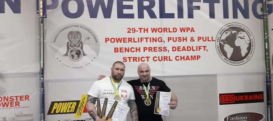 Marek Makarewicz (z lewej) podczas mistrzostw świata federacji WPA 2019