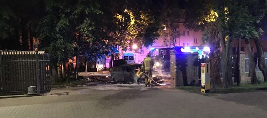Do pożaru doszło przy ulicy Kościuszki, nieopodal siedziby Powiatowego Zarządu Dróg. Na szczęście, nikt nie ucierpiał. W środku samochodu strażacy nikogo nie znaleźli.