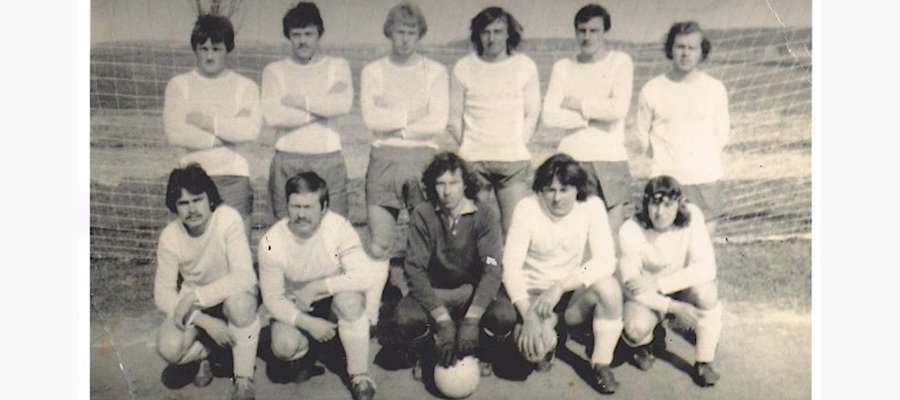 Iskra Smykówko z sezonu 1978/79, na dole drugi z lewej kapitan Stanisław Kaliszewski