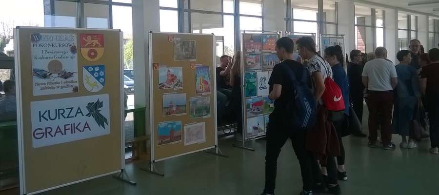 W szkole zorganizowano wystawę konkursowych prac 
