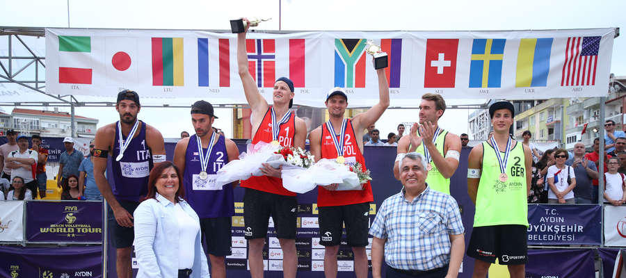 Maciej Rudol i Jakub Szałankiewicz na najwyższym stopniu podium turnieju World Tour w Aydin (Turcja). Rudol to lewej stronie