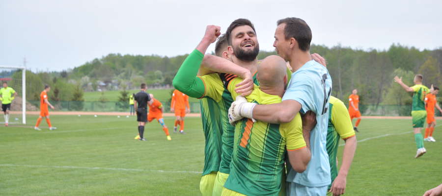 Jacek Dzienis (w środku) zapewnił Zniczowi remis w Ursusem, zdobywając gola w ostatniej akcji meczu