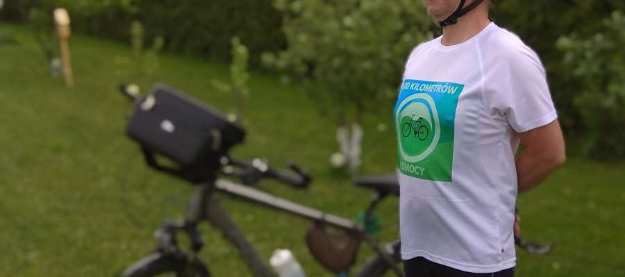 Okolicznościowa koszulka gotowa, rower też - Cezary Bogdański jest gotów do "600 kilometrów pomocy"