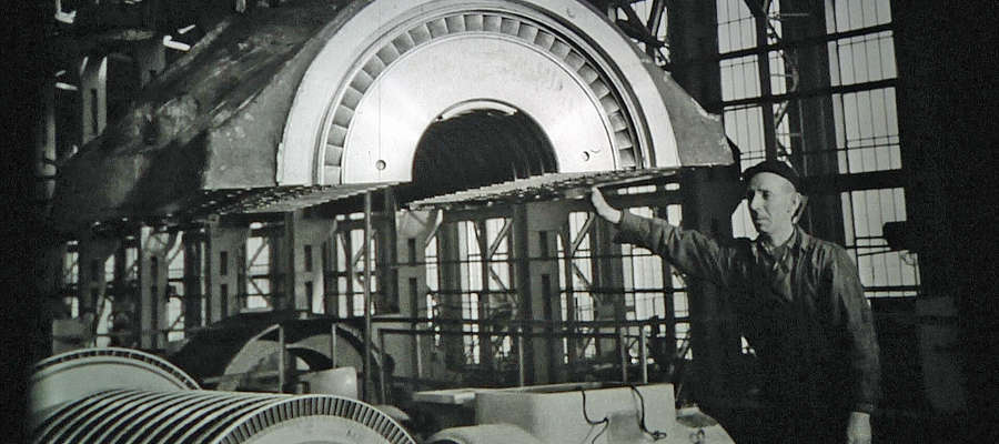Robotnik montujący turbinę w zakładach Zamech