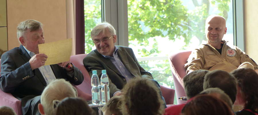Jak widać, humory dopisywały podczas spotkania w Grand Hotel Tiffi w Iławie. Od lewej gen. Mirosław Hermaszewski, Tadeusz Sznuk i kpt. Witold Sokół