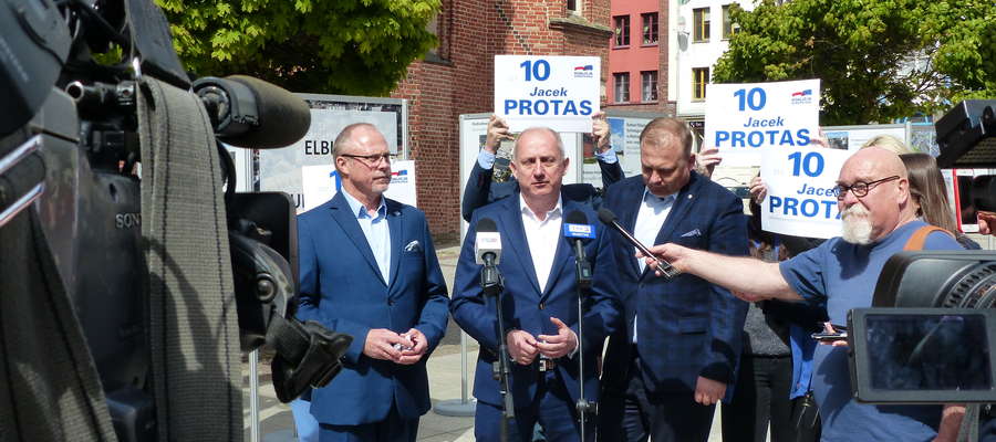Posła Jacka Protasa (z lewej) wspierał dziś w Elblągu poseł Sławomir Neumann (w środku)