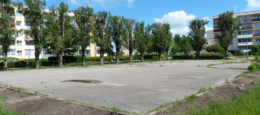 Przez lata asfaltowe boisko było centrum życia osiedla Podleśne. Nie tylko tego sportowego, choć to właśnie tu piłkarskiego abecadła uczyło się wielu bardzo dobrych później zawodników