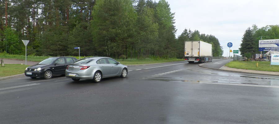 Rondo ma usprawnić ruch na skrzyżowaniu drogi 51 z drogami lokalnymi: na Kieźliny i do osiedla za Wadągiem.